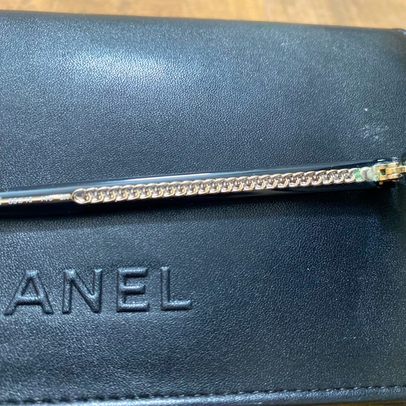 CHANEL Women’s Black Classic Round Sunglasses with gold detailing - Picture 12 of 16